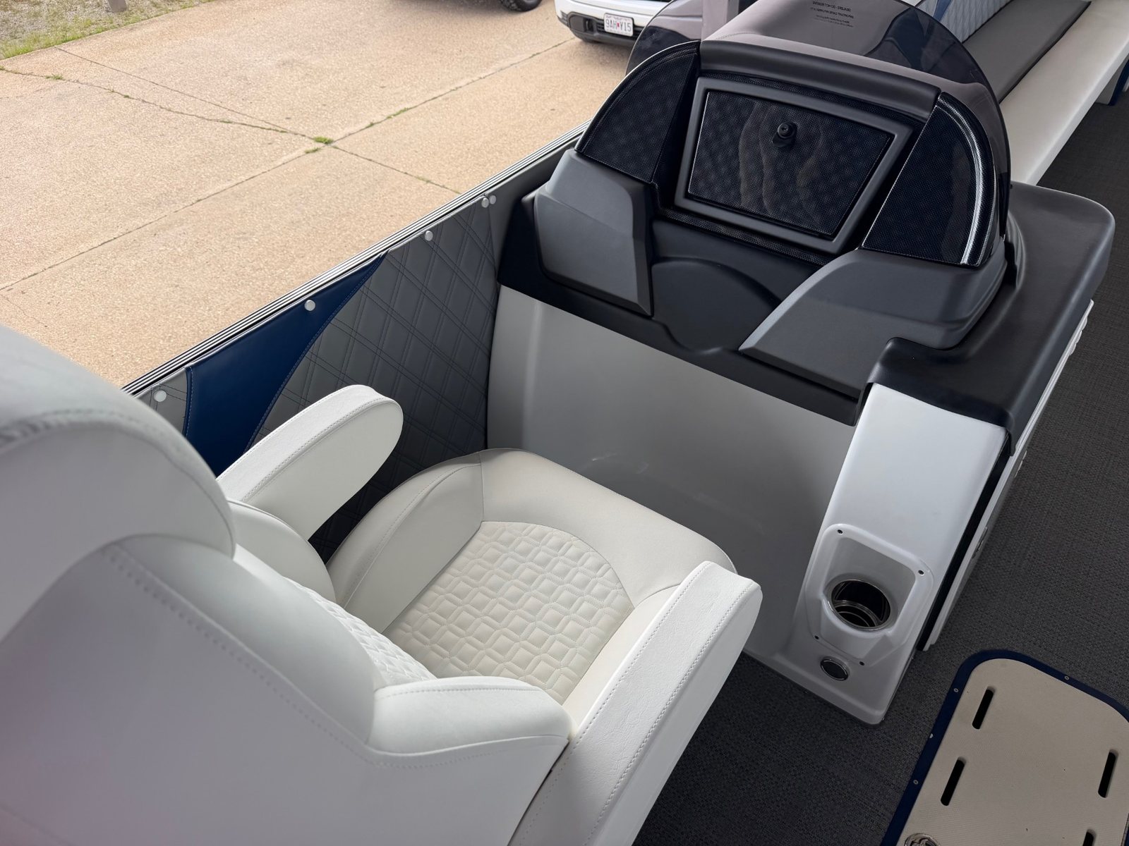 2027 PlayCraft 2700 Xscape – Blue & Silver – blue interior 02